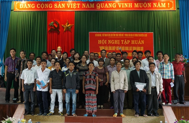 Hội nghị "Hướng dẫn lồng ghép một số nội dung luật Bình đẳng giới vào quy ước, hương ước xây dựng làng, thôn, bản văn hóa" ở A Lưới